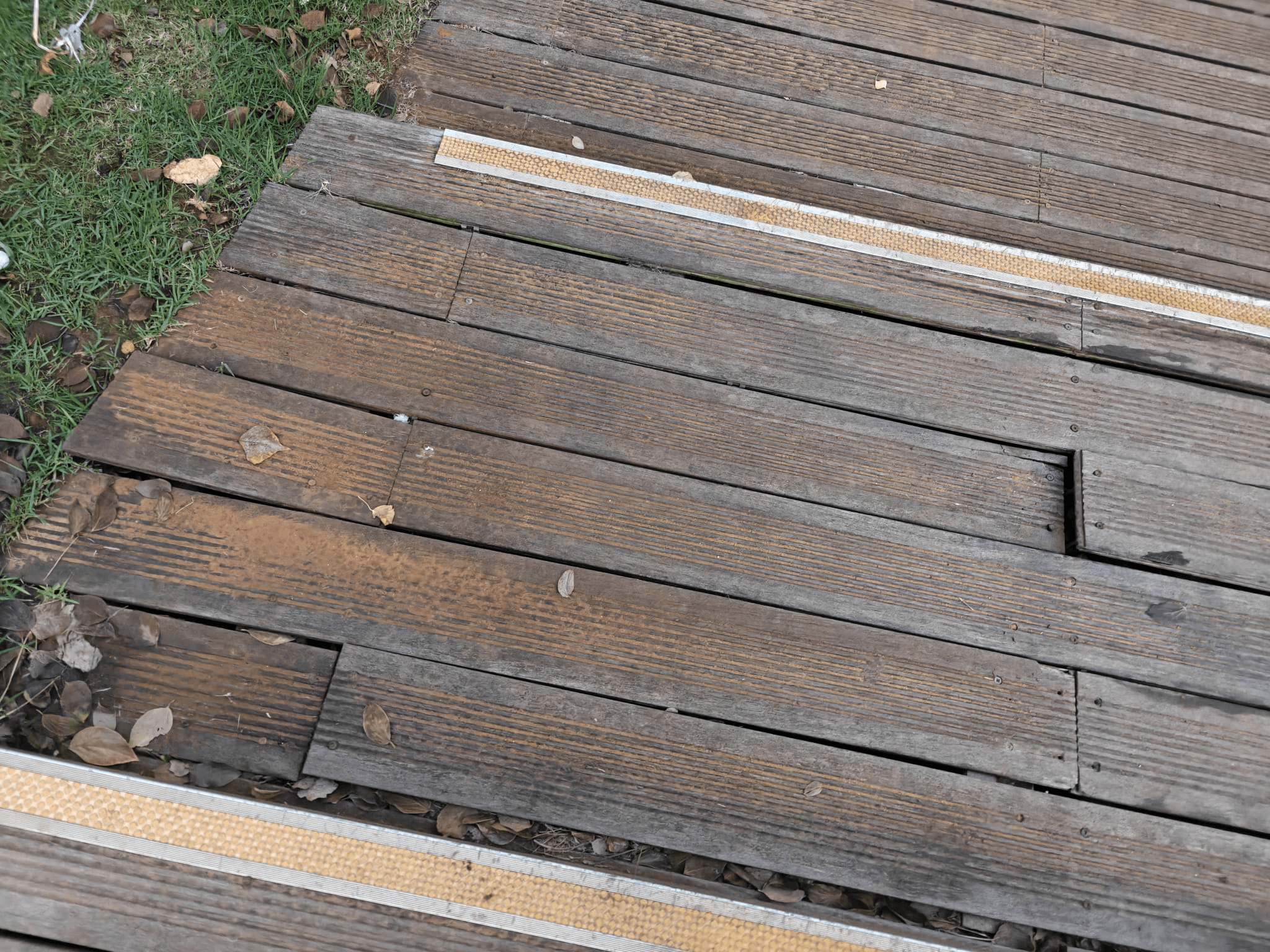 מדרגות עץ (פרקט) שבורות ומסוכנות