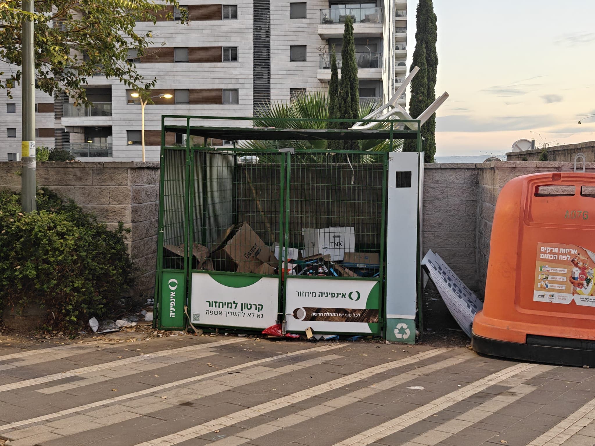 פח זבל בכניסה