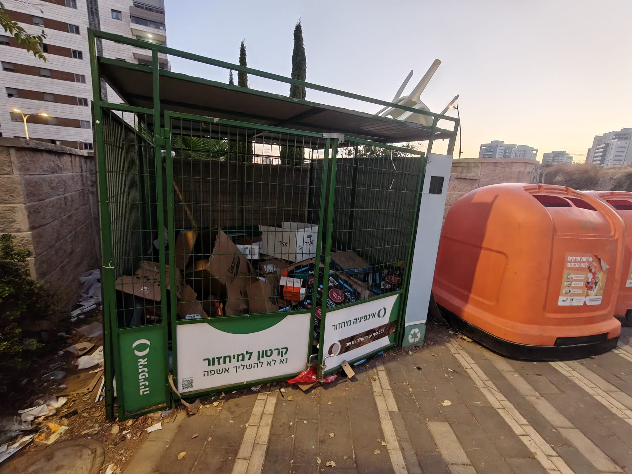 פח זבל ענק באמצע הפארק