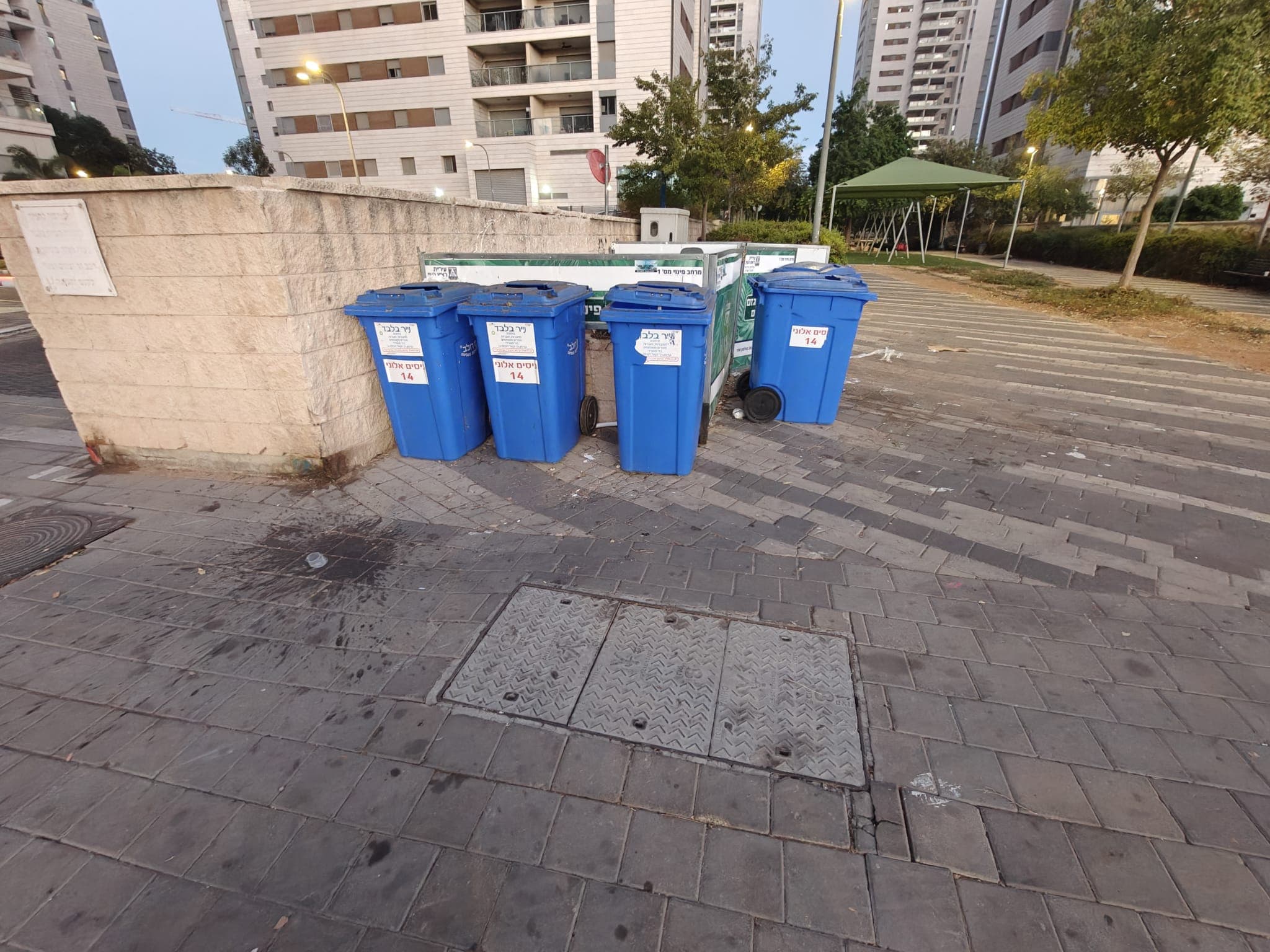 פחי זבל בכניסה לפארק