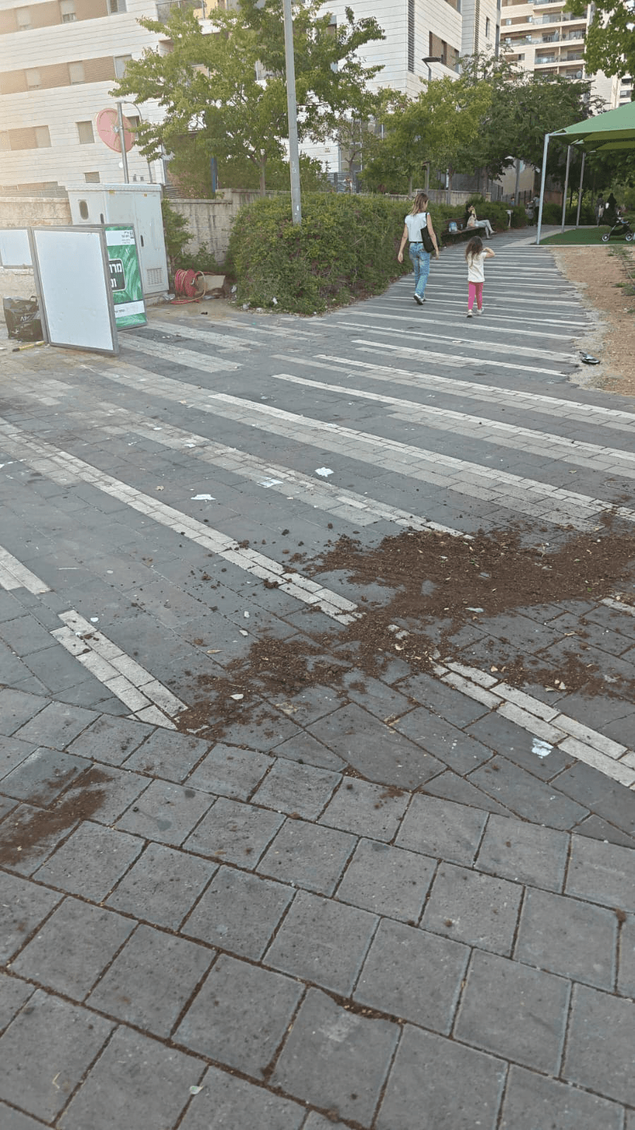 אדמה וחול על הרצפה