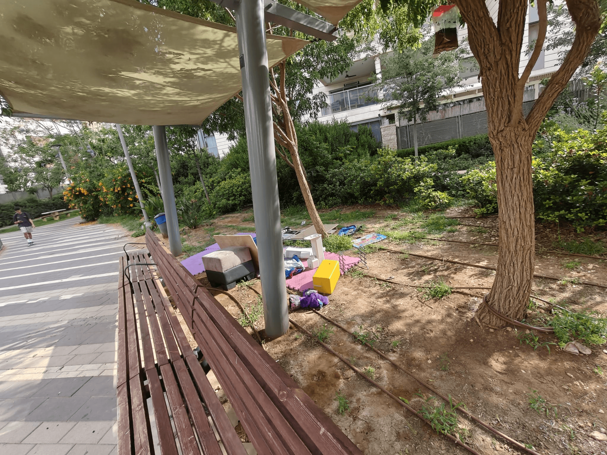 זבל מוסתר מאחורי הספסל