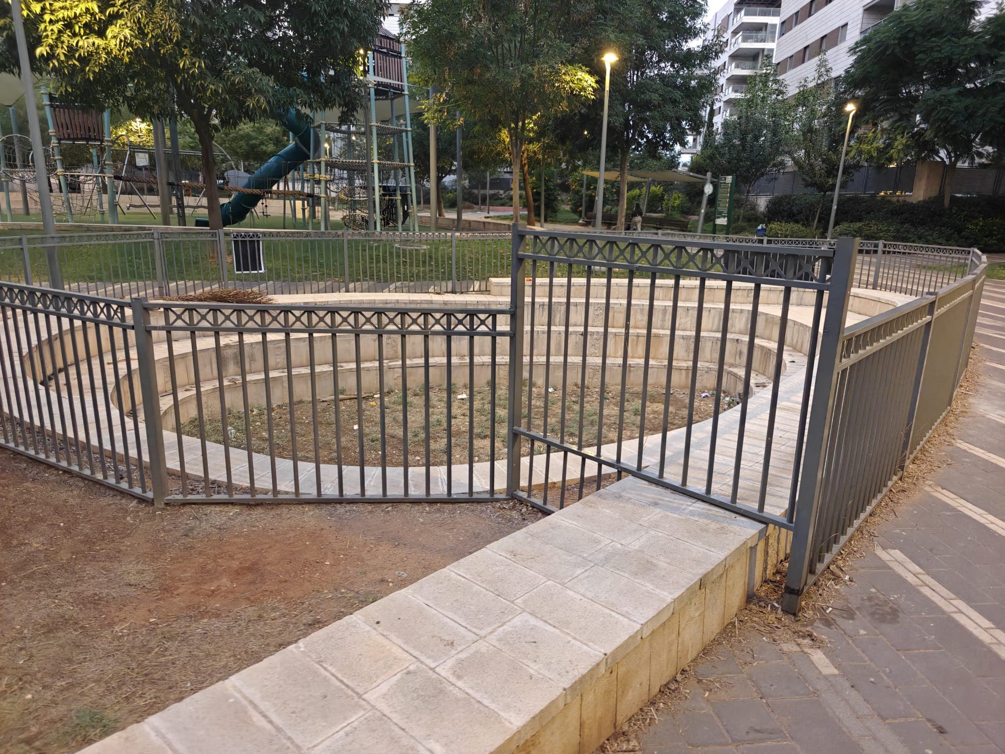 הקוליסאום - פרויקט בריכת הדגים הנזנח